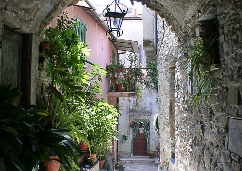Une rue romantique de Chiusanico en Ligurie