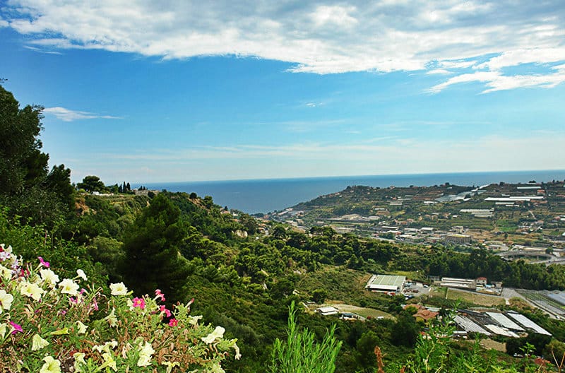 Une belle vue panoramique de Bussana Vecchia