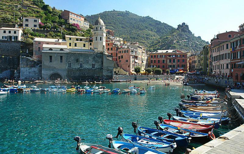 Une belle vue sur Vernazza et son port Ã  Cinque Terre