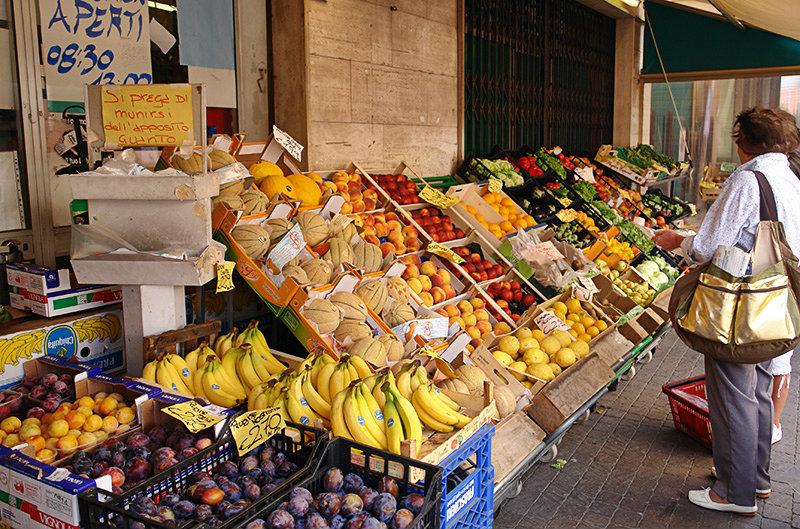 Un marchÃ© avec des fruits et lÃ©gumes frais Ã  Pietra Ligure