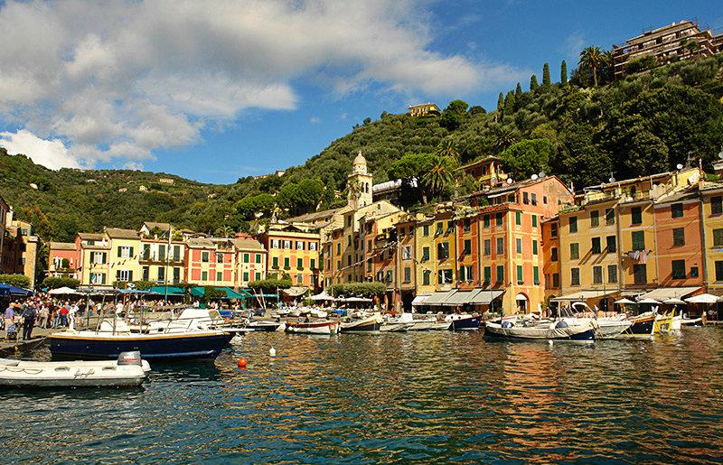 Une belle vue sur les maisons et la mer Ã  Portofino