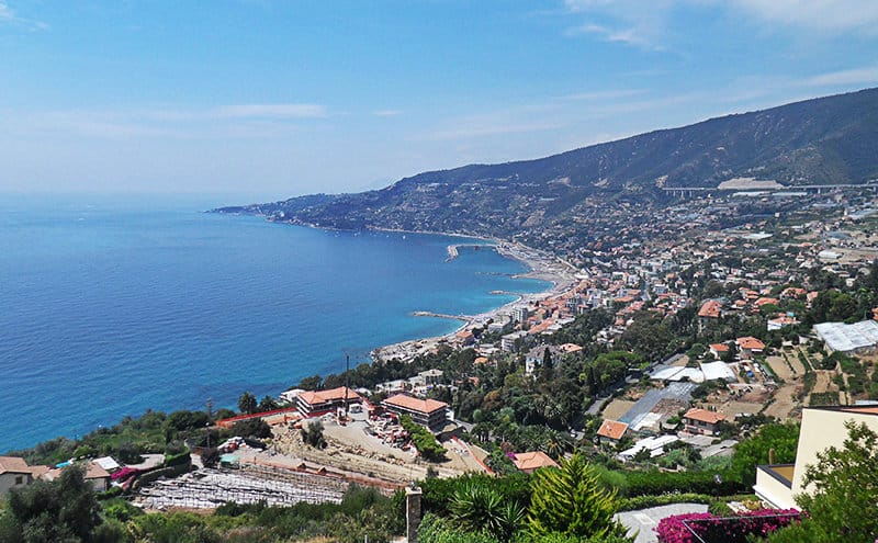 Superbe vue panoramique de Sanremo, la ville des fleurs