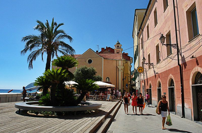 Belle vieille ville avec des palmiers Ã  Alassio en Ligurie