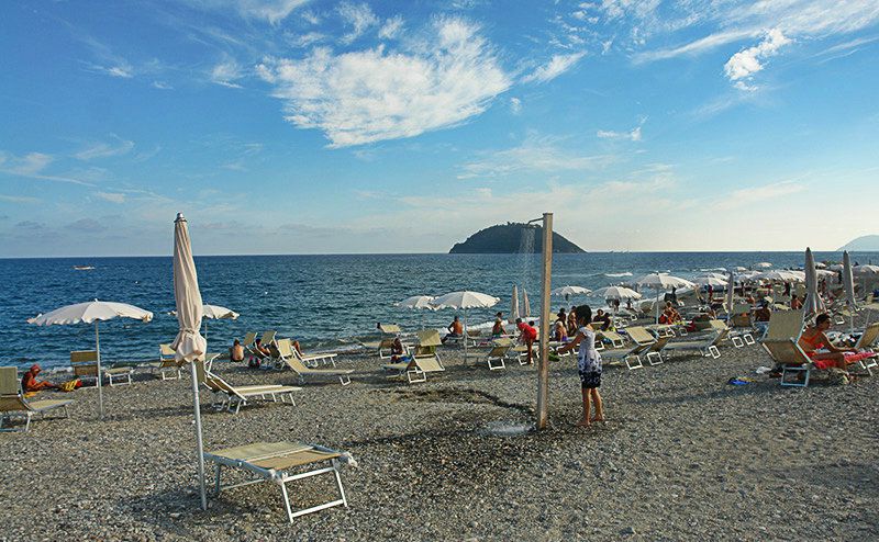 Une vue magnifique sur la plage de Albenga