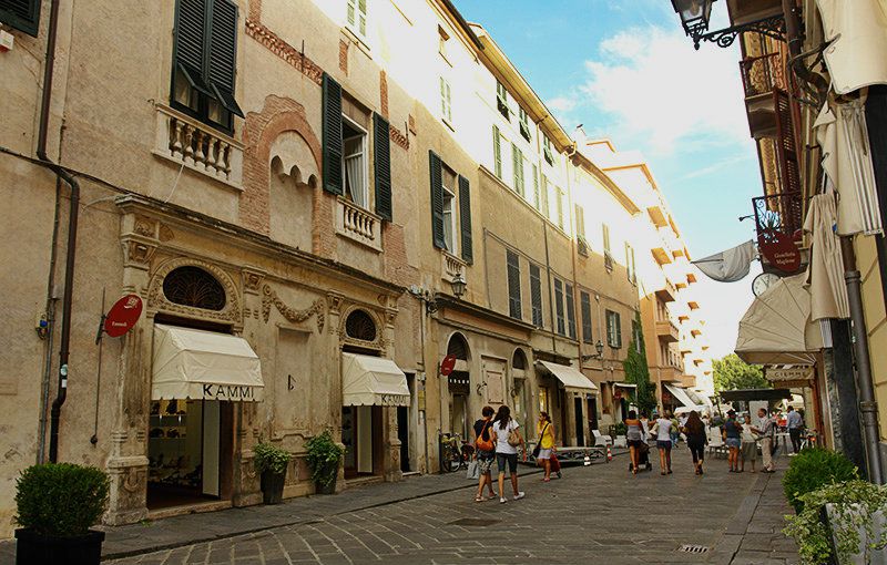 Une rue romantique de Albenga