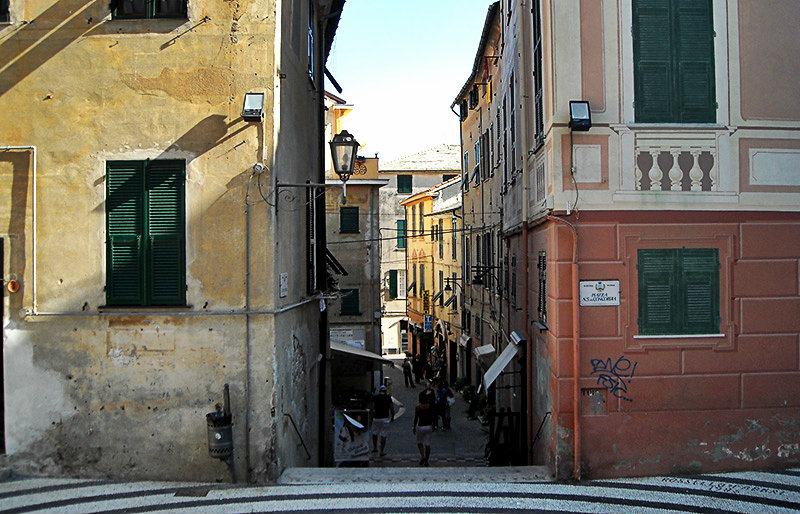 Une rue romantique Ã  Albisola en Ligurie