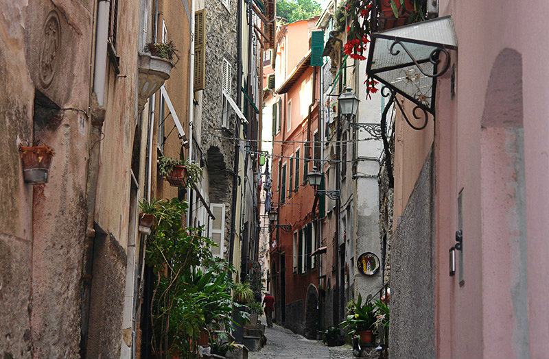 Une rue romantique Ã  Badalucco, Ligurie