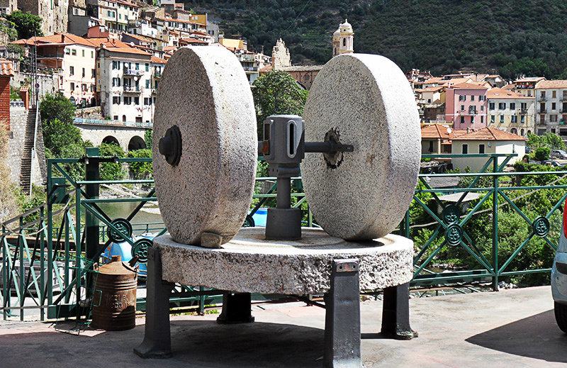 Une vieille la sculpture Ã  Badalucco, Ligurie