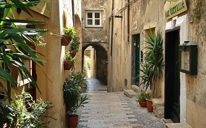 Une rue romantique de Cervo en Ligurie