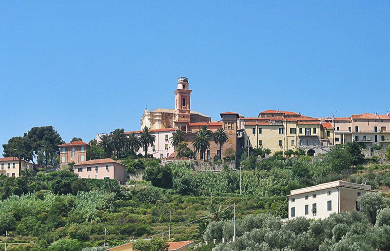 Une belle vue sur la vieille ville de Diano Castello