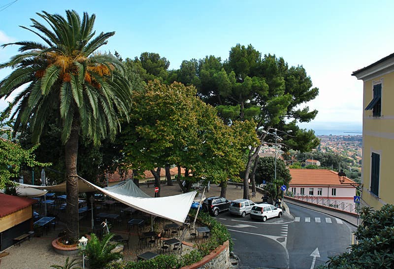 Une vue du centre-ville de Diano Castello