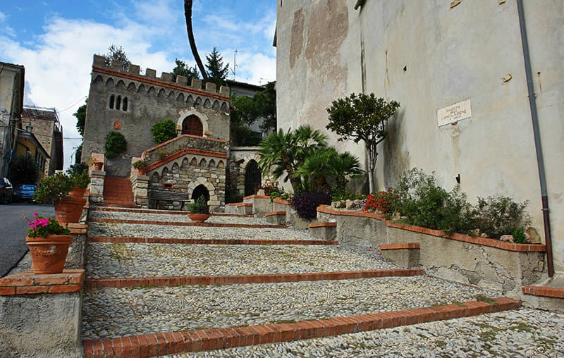 Les escaliers pour aller Ã  une Ã©glise de Diano Castello