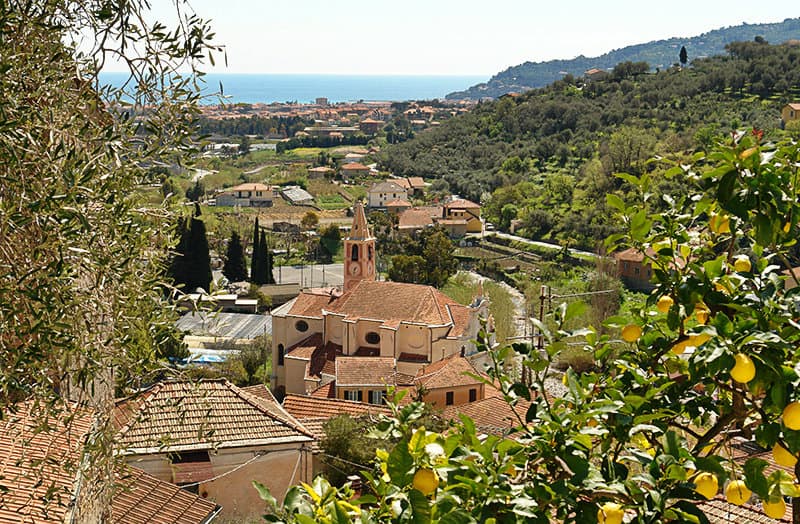 Une vue magnifique sur le village de Diano San Pietro