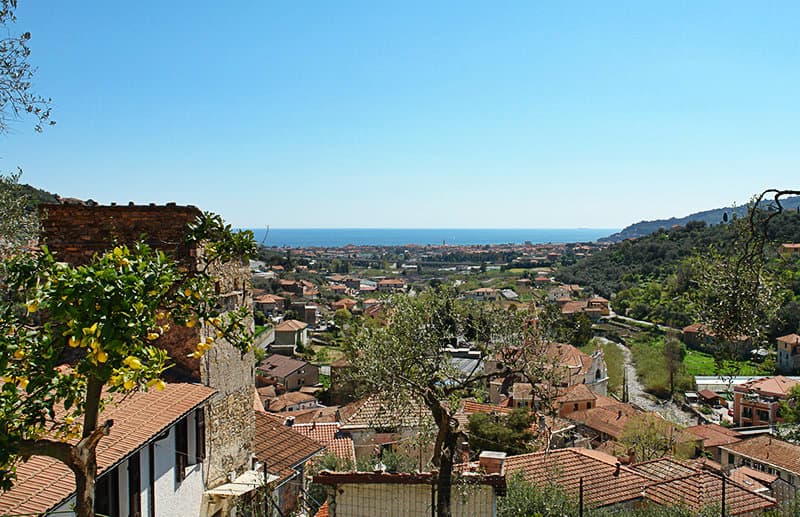 Une vue d'un beau village de Diano San Pietro