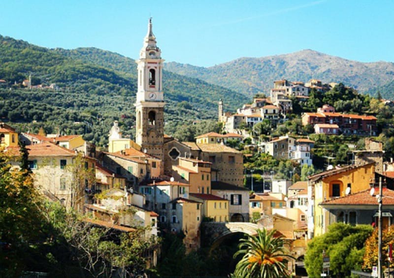 Une vue d'un Dolcedo - destination de vacances en Ligurie