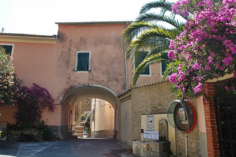 Rue romantique de Dolcedo en Ligurie