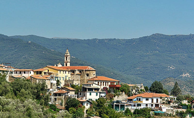 La vue panoramique de Dolcedo en Ligurie