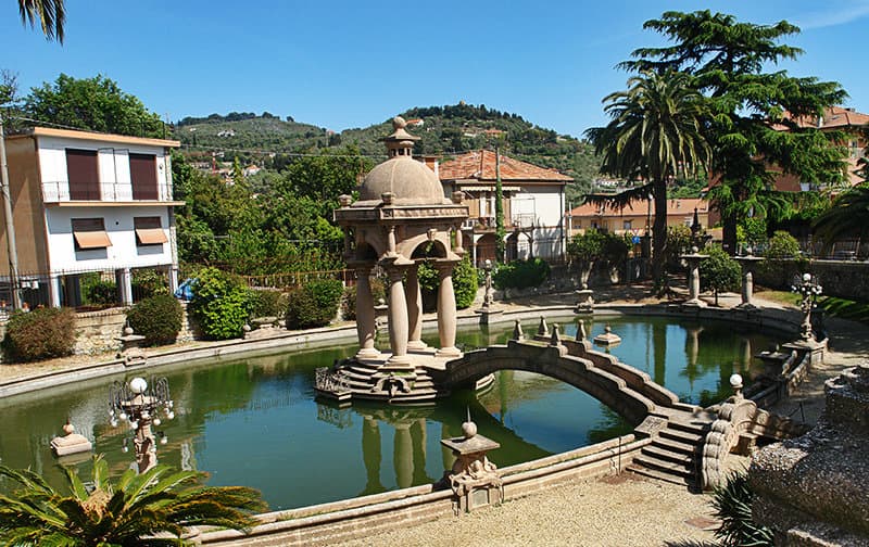Un jardin avec une fontaine de Villa Grock ou Le musÃ©e de clown Ã  Imperia