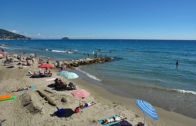 Une vue magnifique sur une plage Ã  Laigueglia