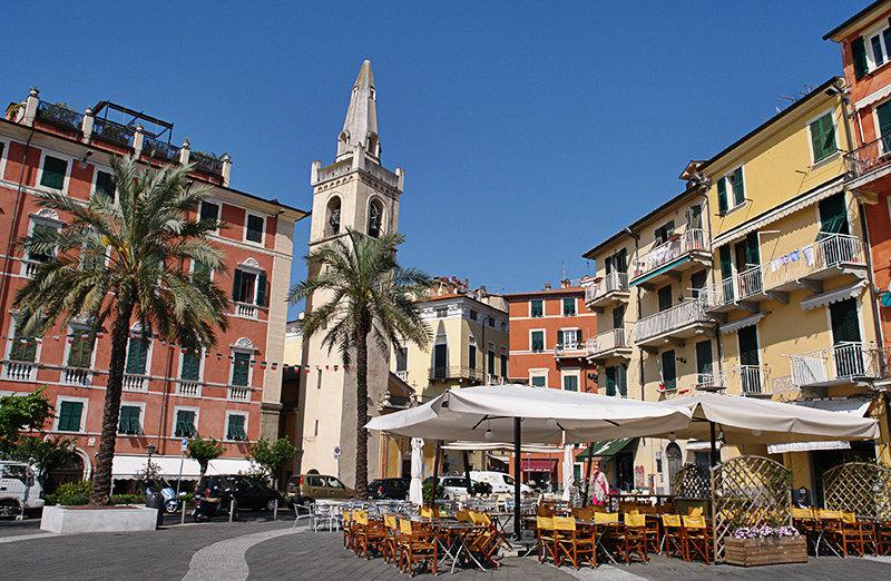 Le charmant centre-ville de Lerici en Ligurie avec des palmiers
