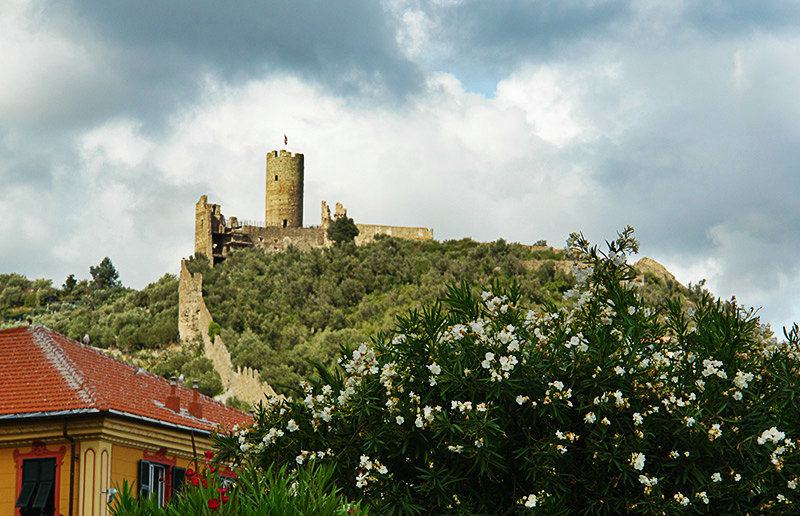 Il Castello di Monte Ursino de Noli en Ligurie