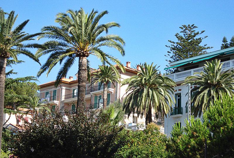 Belle villa Ã  Ospedaletti entre palmiers
