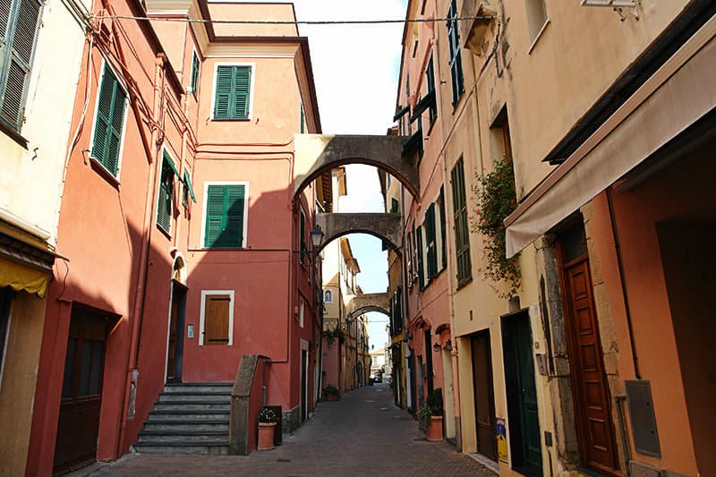 Une rue romantique de Riva Ligure