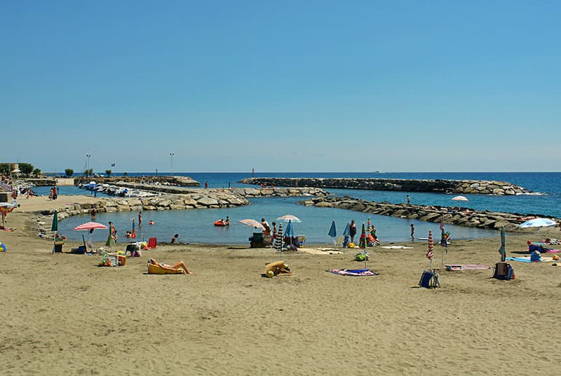 Une belle plage de sable de Riva Ligure