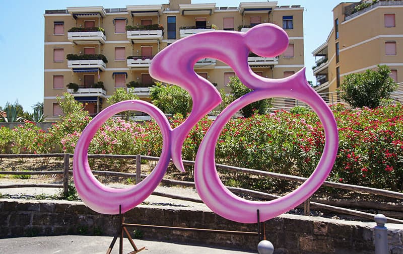 Le symbole du Giro d'Italia, un cycliste rose, Ã  San Lorenzo al Mare