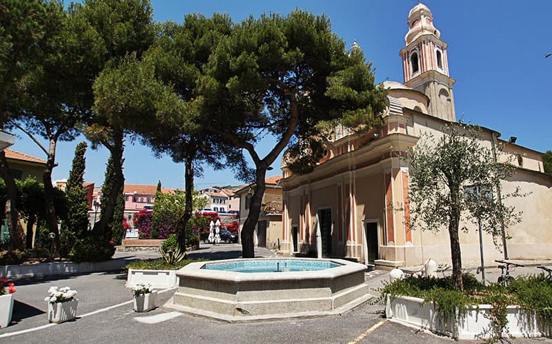 Une belle fontaine Ã  cÃ´tÃ© d'une Ã©glise de San Lorenzo al Mare