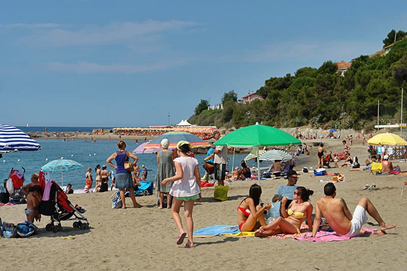 Les gens jouissent du soleil sur une plage de sable Ã  San Lorenzo al Mare