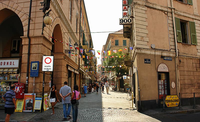 Une rue Ã  Sanremo pleine de cafÃ©s, de restaurants et de bars