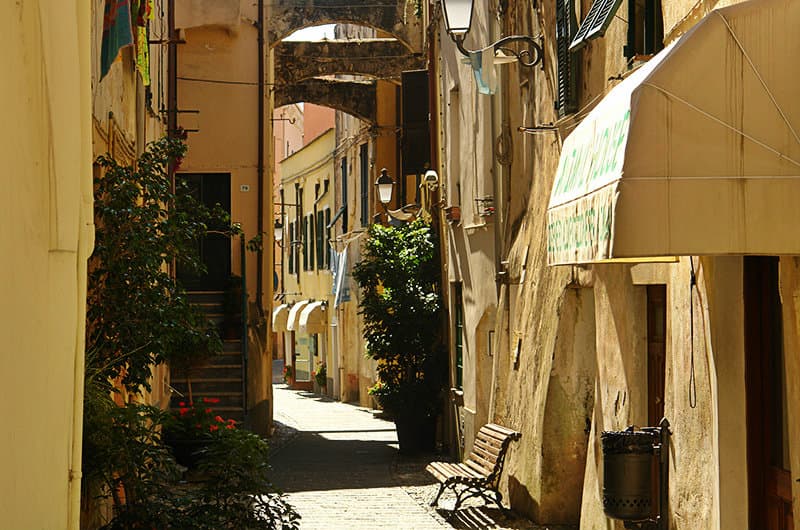 Une rue romantique de Santo Stefano al Mare