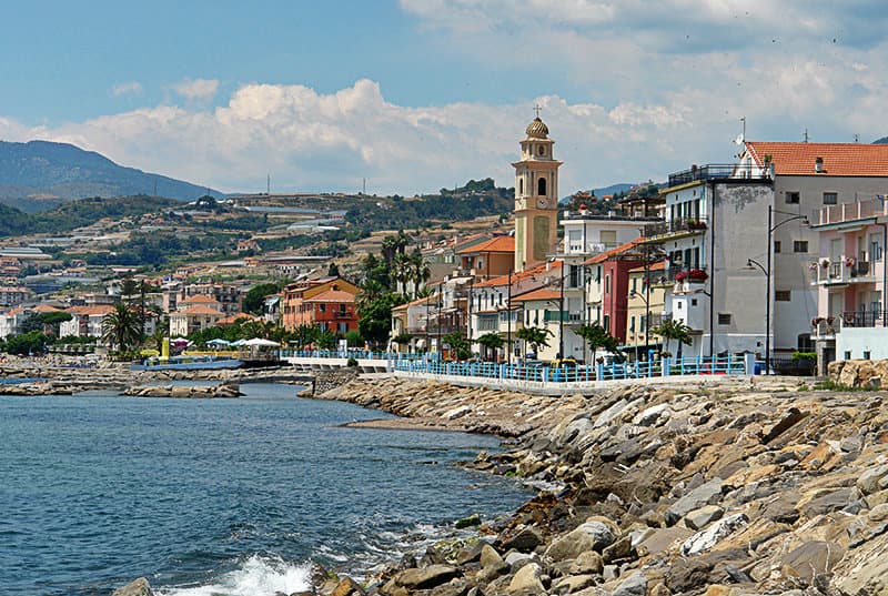 Vue d'une ville merveilleuse de Santo Stefano al Mare