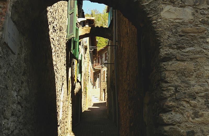 Une rue mÃ©diÃ©vale de Vessalico en Ligurie