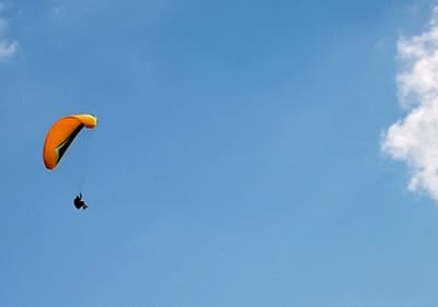 Apprenez le parapente en Ligurie- laissez-vous porter à travers les airs sur les vents doux