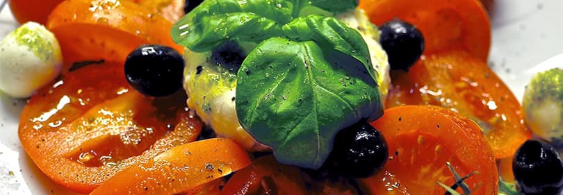Basilic, olives, tomates et mozzarella - spécialités italiennes