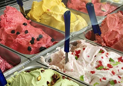 Big variété de crème glacée italienne dans un salon de crème glacée en Ligurie