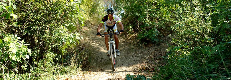 Un homme est monté sur un vélo de montagne à Diano Marina