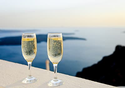 Un verre de vin mousseux avec une belle vue sur la mer en Ligurie
