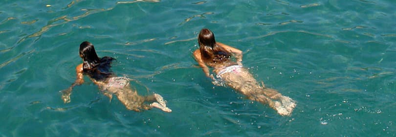 Deux jeunes filles nagent dans Alassio