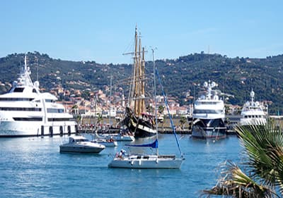 Bateaux à Porto Maurizio (Imperia) Port
