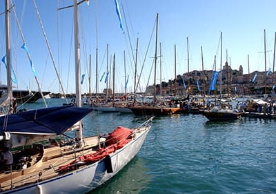 Bateaux à voile dans le port de Porto Maurizio pendant Vele d'Epoca