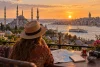 Une voyageuse prépare son séjour devant une vue d’Istanbul, du Bosphore et de ses monuments.