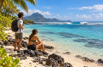 Deux voyageurs observent les conditions de mer depuis une plage de l’île Maurice.